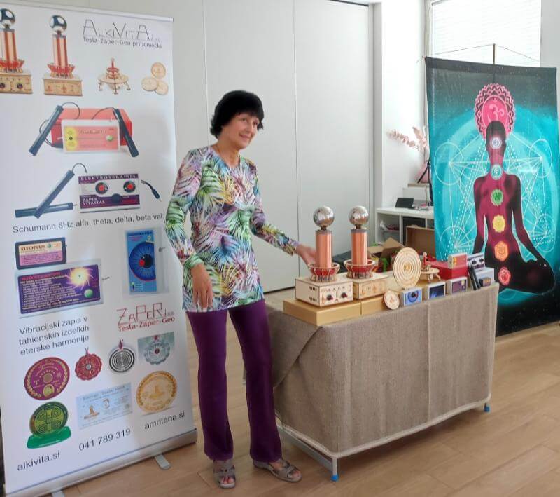 Vibracijsko samozdravljenje 800 3.9.2025 Ljubljana Nerina Darman mizica Tesla Zaper Geo ALKIVITA Bioznanost center